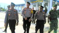 Ulah Kapolres Bombana  AKBP Andi Adnan Syafruddin mengizinkan dua orang pejabat utama Kabupaten Bombana memakai seragam anggota Polri membuat Kapolda Sulawesi Tenggara, Brigjen Pol Iriyanto bereaksi. (Liputan6.com/Ahmad Akbar Fua)