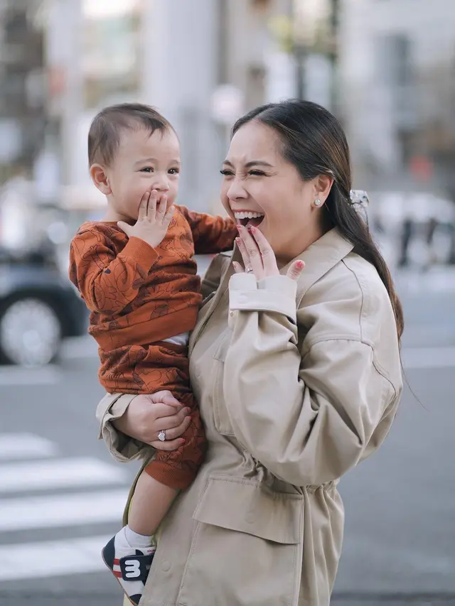 8 Gaya Modis Nagita Slavina Saat Momong Rayyanza yang Tak Pernah Gagal Tuai Pujian