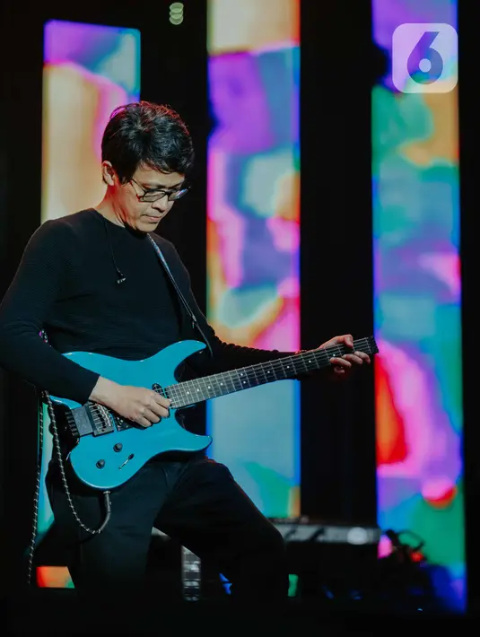 Aksi Tohpati saat penampilan Janapati pada Jakarta International BNI Java Jazz Festival 2020 di Jakarta, Minggu (1/3/2020). Duo akustik kolaborasi gitaris Dewa Budjana dan Tohpati tersebut membawakan beberapa instrumen diantaranya Janapati Ratu Kanya dan Rahadis. (Liputan6.com/Faizal Fanani)