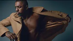 Selain piawai dalam berakting, aktor asal Inggris Idris Elba rupanya piawai pula dalam memacu kendaraan bak seorang pembalap.