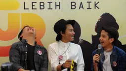 Boyband CJR saat peluncuran album mereka berjudul Lebih Baik di Kawasan Kemang, Jakarta (8/5/2015). Album Lebih Baik adalah album perdana setelah perubahan nama dari Coboy Junior menjadi CJR. (Liputan6.com/Faisal R Syam)