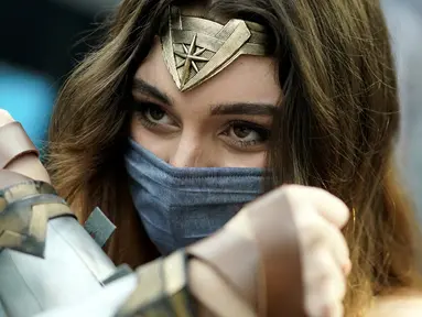 Cosplayer tiba pada hari pertama New York Comic Con 2021 di Jacob Javits Center, New York, Amerika Serikat, 7 Oktober 2021. New York Comic Con 2021 merupakan acara budaya pop terbesar di East Coast yang berlangsung selama empat hari ini. (TIMOTHY A. CLARY/AFP)