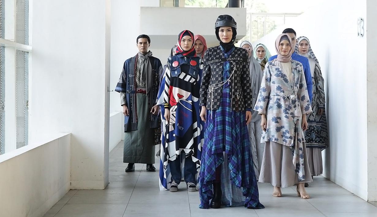 Model berjalan di catwalk pada pembukaan Muslim Fashion Festival Indonesia (Muffest) 2020 di Aquatic Stadium, GBK Senayan, Jakarta, Jumat (30/8/2019). Sebelas desainer kenamaan dunia fashion muslim tanah air ikut ambil bagian dalam busana terbaru mereka di Truks Show. (Fimela.com/Bambang E.Ros)