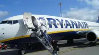 Pihak Ryanair membantah krunya menggambar sesuatu yang tak sopan itu.
