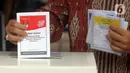 Warga memasukkan surat suata saat simulasi pemungutan suara Pemilu 2024 di Halaman Kantor Wali Kota Jakarta Pusat, Rabu (17/1/2024). (Liputan6.com/Herman Zakharia)