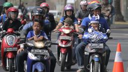 Anak-anak ditemani orang tua hadir dalam acara parade Persib Bandung Juara Piala Presiden 2015 di Kota Baru, Bandung, Minggu (25/10/2015). (Bola.com / Nicklas Hanoatubun)