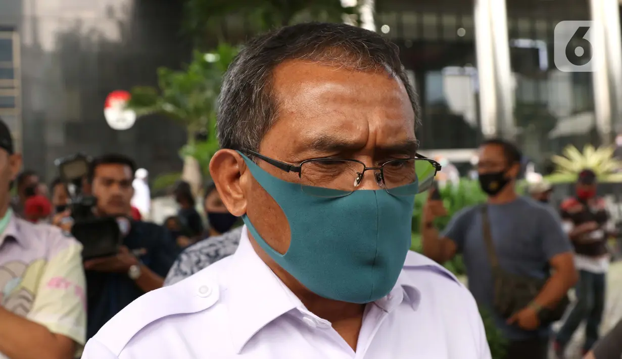 Bupati Blora, Djoko Nugroho keluar dari gedung KPK usai menjalani pemeriksaan, Jakarta, Kamis (6/8/2020). Djoko Nugroho diperiksa sebagai saksi dalam kasus dugaan suap terkait kegiatan penjualan dan pemasaran pada PT Dirgantara Indonesia Tahun 2007-2017. (Liputan6.com/Helmi Fithriansyah)