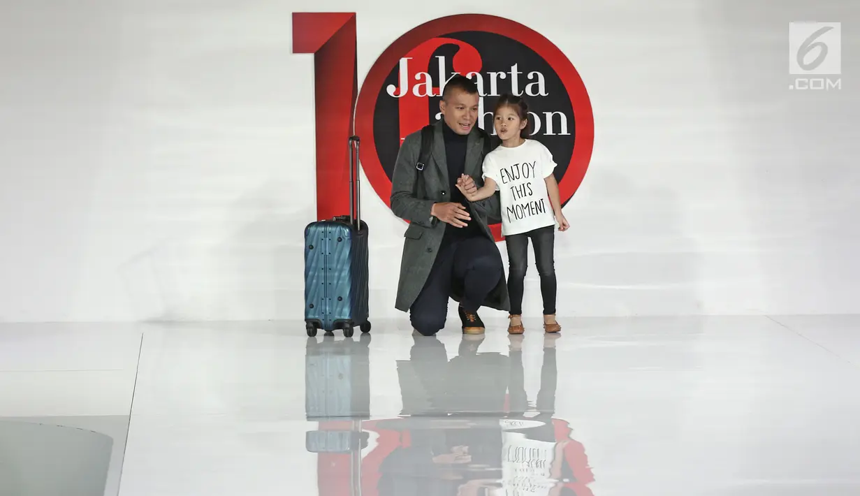 Aktor Samuel Rizal bersama putrinya Drucilia Kalea Arifin tampil dalam pagelaran Jakarta Fashion Week 2018 dengan tema Man Manual "The Mens Trends Spootter" di Senayan City, Jakarta, Rabu (25/10). (Liputan6.com/Herman Zakharia)