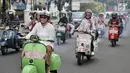 Anggota komunitas Vespa se-Jabodetabek saat konvoi dalam rangka memperingati Hari Kartini di Jakarta, Minggu (21/4). Dalam konvoi ini para pengendara vespa mengenakan kebaya bagi perempuan dan batik serta lurik bagi laki-laki. (merdeka.com/Iqbal Nugroho)