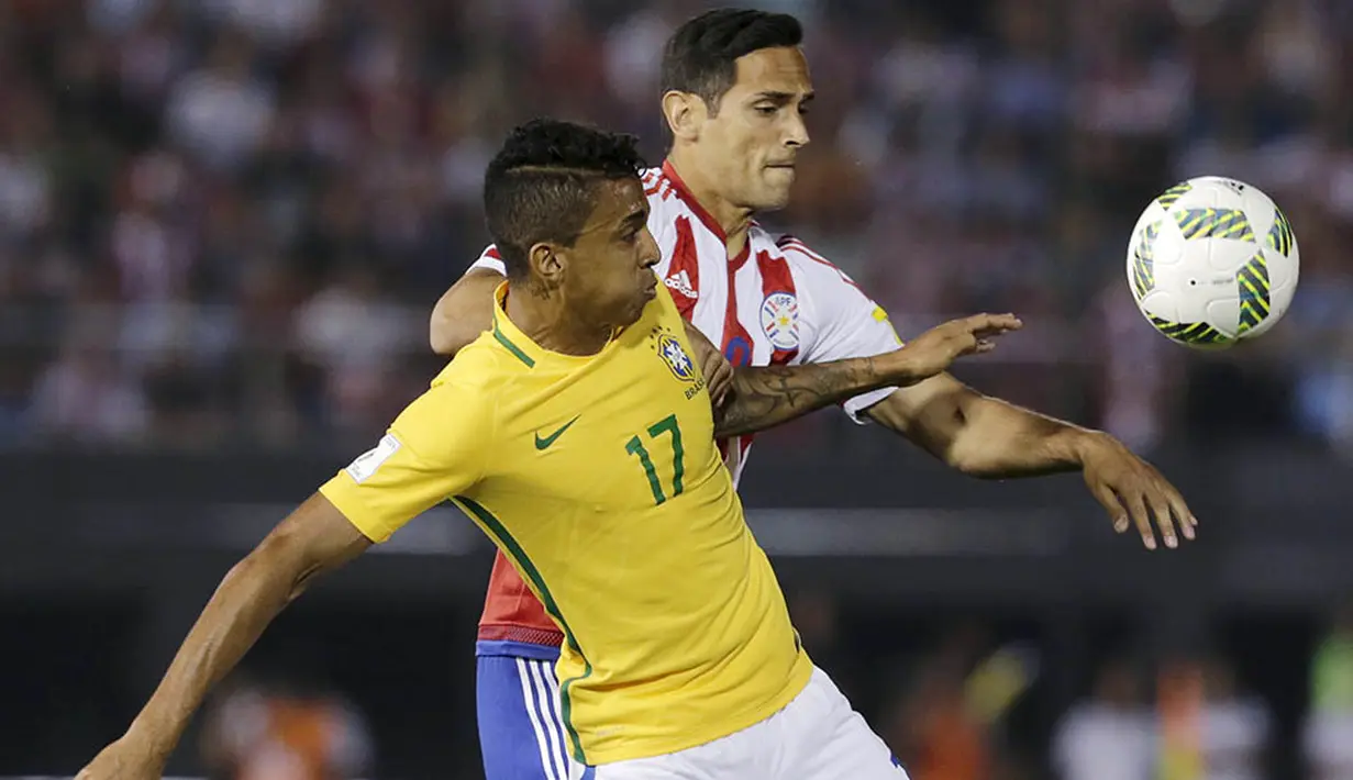 Strker Paraguay, Roque Santa Cruz, berusaha melewati gelandang Brasil, Luis Gustavo, pada kualifikasi Piala Dunia 2018 di Stadion Chaco, Paraguay, Rabu (30/3/2016). Kedua tim bermain imbang 2-2. (Reuters/Mario Valdez)