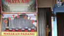 Rumah makan memilih tutup usai kerusuhan yang terjadi di Mako Brimob Kelapa Dua, Depok, Jawa Barat, Rabu (9/5). Aparat kepolisian melakukan sterilisasi di kawasan tersebut lebih dari 100 meter. (Liputan6.com/Immanuel Antonius)