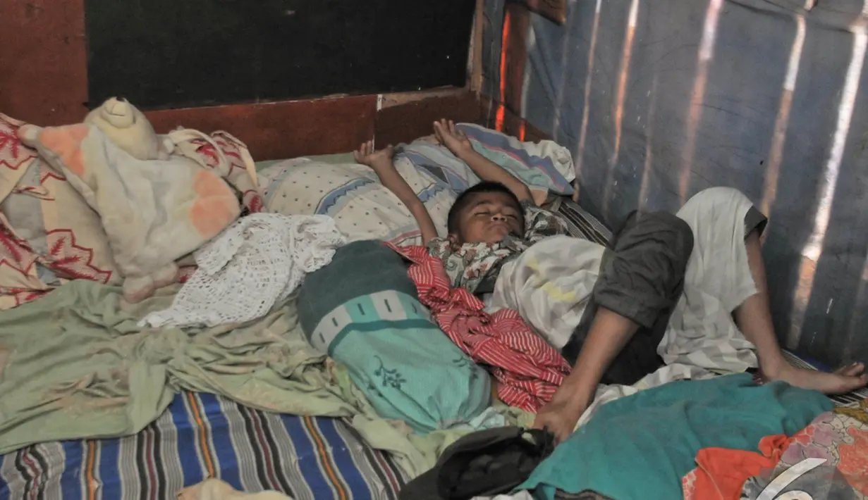 Sony Wakwaw tertidur lelap dirumahnya yang lama di pemukiman pemulung di kawasan Cibubur, Jakarta Timur. Foto diambil pada Kamis (4/12/2014). (Liputan6.com/Herman Zakharia)