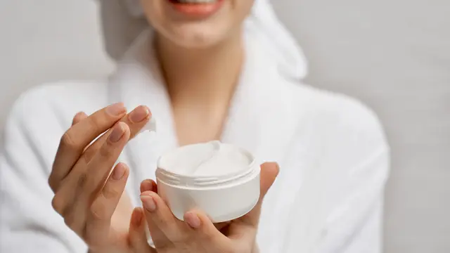 4. Pelembap (Moisturizer)