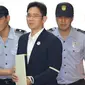 Ekspresi Lee Jae-yong usai menjalani vonis di pengadilan di Seoul, Korea Selatan, (25/8). Lee ditahan terkait tuduhan korupsi, mulai dari penyuapan, penggelapan, hingga penyembunyian aset di luar negeri. (Chung Sung-Jun/Pool Photo via AP)