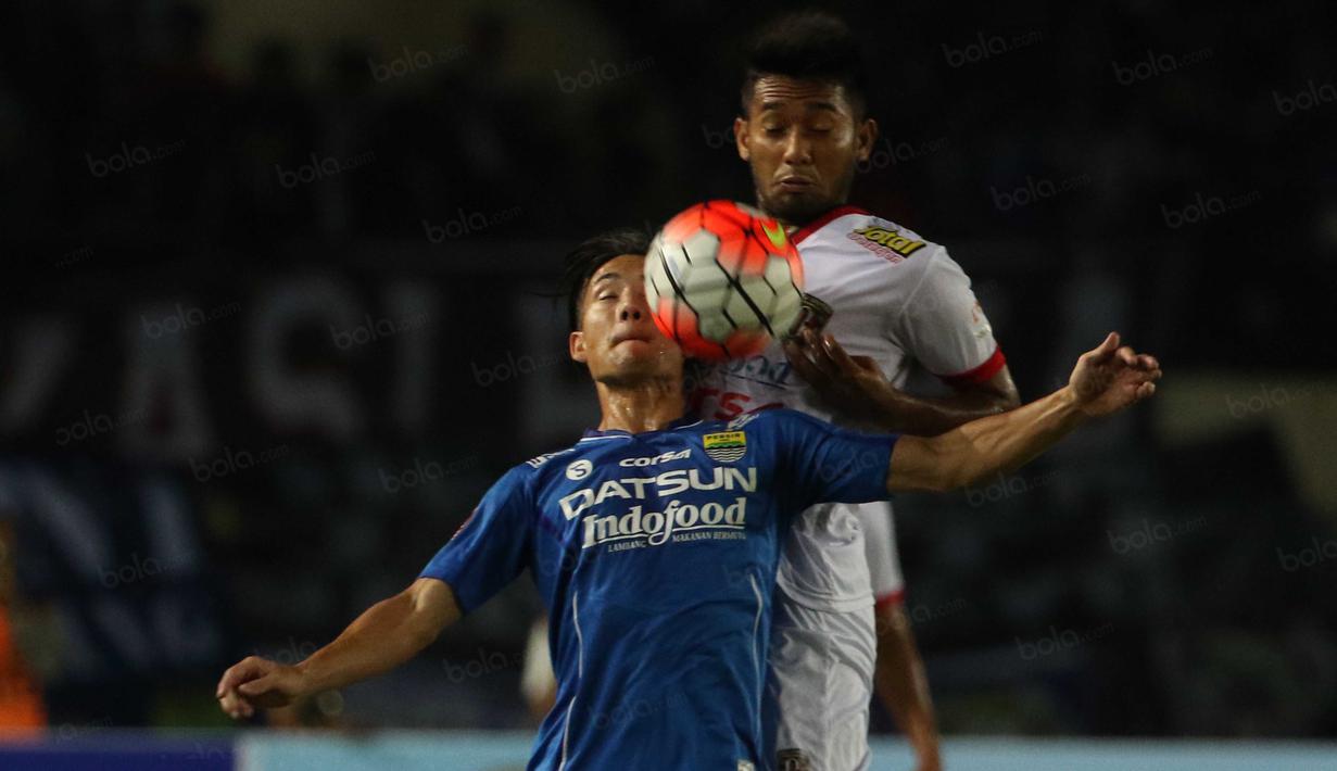 Pemain Persib Bandung, Kim Kurniawan berebut bola dengan pemain Bali United, Syakir Sulaiman pada laga Torabika Soccer Championship 2016 di Stadion Si Jalak Harupat, Soreang, Bandung, Sabtu (14/5/2016). (Bola.com/Nicklas Hanoatubun)