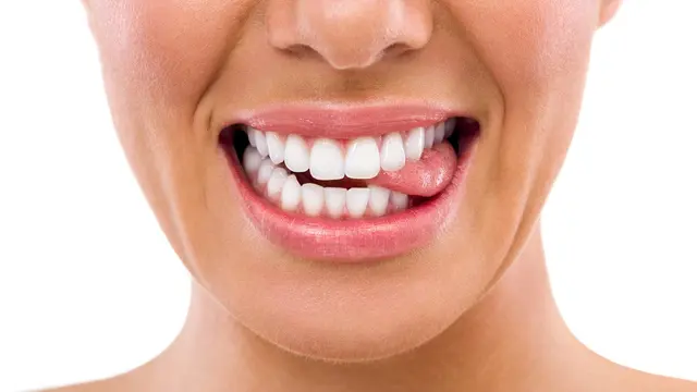 8 Penyebab Lidah Sering Tergigit (Lucky Business/Shutterstock)