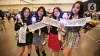 Penggemar grup K-Pop AESPA berpose sebelum berlangsungnya konser di Jakarta, Sabtu (24/6/2023). (Liputan6.com/Faizal Fanani)