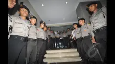 Sejumlah polisi membentuk barikade kanan kiri dan tepat di depan pintu Mabes Polri, Jakarta, Jumat (24/1/2015). (Liputan6.com/Miftahul Hayat)