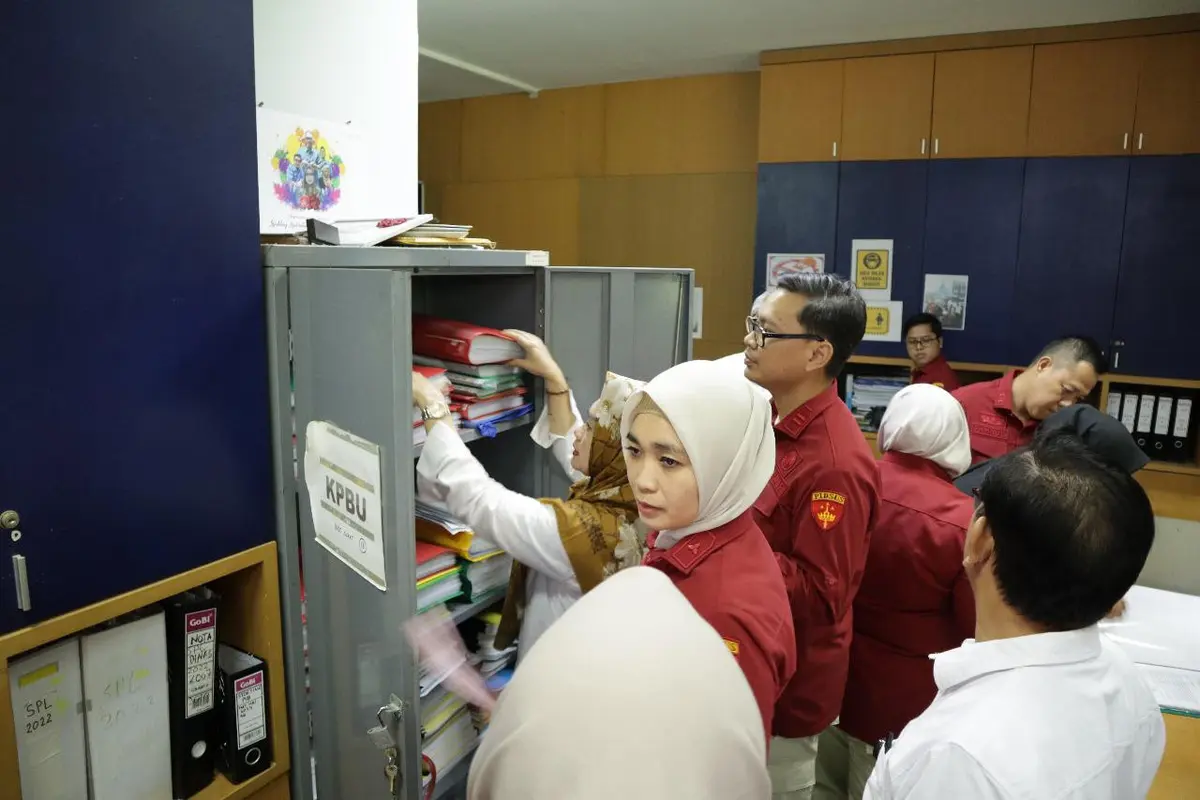 Tim Pidsus Kejati Lampung saat menggeledah Kantor PDAM Way Rilau, Bandar Lampung.  Foto : (Istimewa).