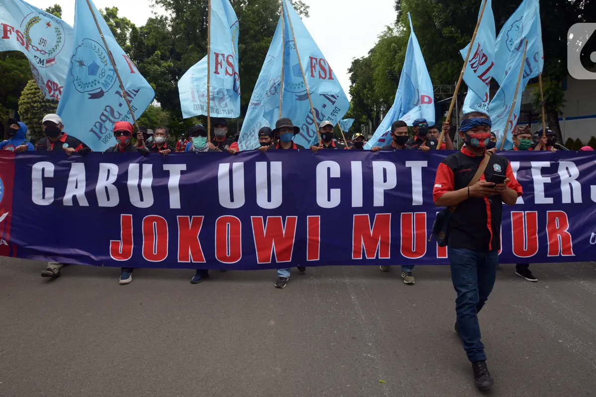 FOTO: Unjuk Rasa Buruh Tuntut Pencabutan UU Cipta Kerja