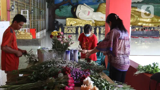 Jelang Waisak, Patung Budha Tidur Dibersihkan