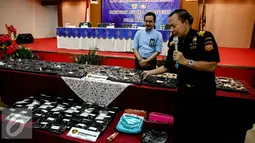 Kepala Kantor Bea Cukai Tanjung Priok Fadjar Donny Tjahjadi menunjukan barang bukti tas berisi sabu, Jakarta, Kamis (11/8). Tim gabungan berhasil menggagalkan 3,8 kg Methampetamine (sabu) yang berasal dari Tiongkok. (Liputan6.com/Faizal Fanani)