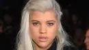 Sofia Richie saat menghadiri Mercedes-Benz Fashion Week Musim Gugur 2015 pada tanggal 15 Februari 2015 di New York. Sofia Richie merupakan putri dari penyanyi Lionel Richie. (AFP Photo/ Michael Loccisano)