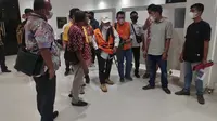 Dua tersangka korupsi RSUD Bangkinang (pakai rompi oranye) saat digiring petugas Kejati Riau ke mobil tahanan. (Liputan6.com/M Syukur)