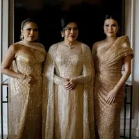 Gaya Glamor Keluarga Hotman Paris saat Resepsi Pernikahan Frank Hutapea-Winona Delany. [@monicaivena]