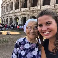 Kisahnya mengejutkan jagad maya. Di usia 91 tahun ia traveling keliling dunia seorang diri. (Foto: Boredpanda)