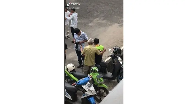 Momen Haru Ayah Ajak Anak Selfie Pakai HP Jadul Usai Wisuda Ini Bikin Salut