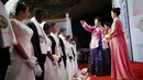 Sejumlah pasangan saat mengikuti pernikahan massal di Gereja Unifikasi Korea Selatan, (20/02). Pernikahan massal di Korea Selatan sudah sering diadakan dan menjadi ciri khas gereja yang didirikan pada tahun 1954 tersebut.(REUTERS / Kim Hong - Ji)