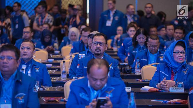 Peserta mendengarkan kata sambutan Ketua Umum Partai Demokrat Susilo Bambang Yudhoyono (SBY) saat membuka Pembekalan Caleg Partai Demokrat di Jakarta, Sabtu (10/11). SBY mengajak untuk mencegah paham ideologi ekstrem. (Liputan6.com/Faizal Fanani)