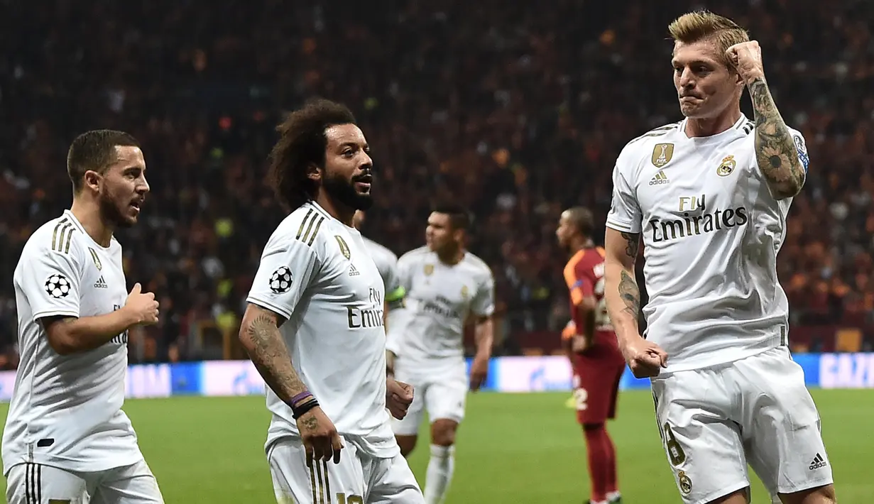 Gelandang Real Madrid, Toni Kroos, merayakan gol yang dicetaknya ke gawang Galatasaray pada laga Liga Champions di Stadion Ali Sami Yen Spor, Istanbul, Selasa (22/10). Galatasaray kalah 0-1 dari Madrid. (AFP/Ozan Kose)