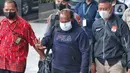 Tersangka kasus dugaan suap Bupati Mamberamo Tengah nonaktif, Ricky Ham Pagawak (RHP), berjalan memasuki gedung Merah Putih KPK, Jakarta, Senin (20/2/2023). Ricky Ham Pagawak kabur dari upaya penangkapan yang dilakukan oleh penyidik KPK pada Juli 2022. Ricky Ham Pagawak melarikan diri ke Papua Nugini melalui Skouw pada 14 Juli 2022. (Liputan6.com/Angga Yuniar)