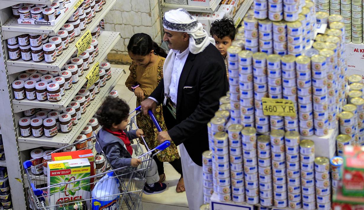Warga Yaman berbelanja di supermarket menjelang bulan suci Ramadhan yang akan datang, di ibu kota Sanaa pada 30 Maret 2022. Pada Ramadan ini, umat Islam diseluruh dunia akan menjalani ibadah puasa satu bulan penuh. (MOHAMMED HUWAIS / AFP)