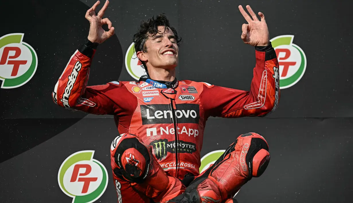 Marc Marquez keluar sebagai juara MotoGP Thailand 2025 diikuti Alex Marquez dan Francesco Bagnaia. Marc Marquez mencatat waktu 39 menit 37.244 detik. (Lillian SUWANRUMPHA/AFP)