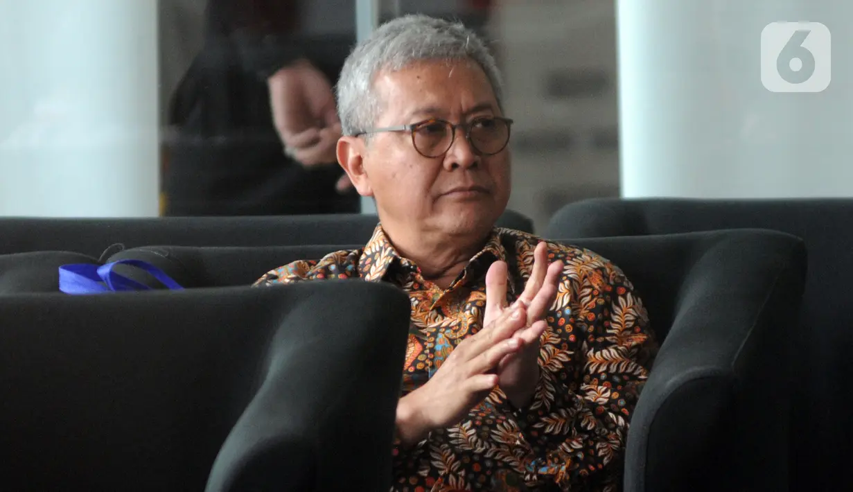Sekjen Kementerian Kelautan dan Perikanan (KKP) Nilanto Perbowo berada di ruang tunggu Gedung KPK untuk menjalani pemeriksaan di Jakarta, Selasa (15/10/2019). Nilanto Perbowo diperiksa sebagai saksi dalam kasus dugaan suap izin impor ikan tahun anggaran 2019. (merdeka.com/Dwi Narwoko)
