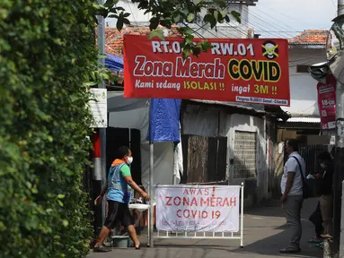 Warga beraktivitas saat penerapan mikro lockdown di zona merah COVID-19 RT 006 RW 01, Gandaria Selatan, Cilandak, Jakarta, Selasa (22/6/2021). Pemerintah Provinsi DKI Jakarta menerapkan mikro lockdown di kampung tersebut lantaran adanya 17 warga yang positif Covid-19. (Liputan6.com/Herman Zakharia)