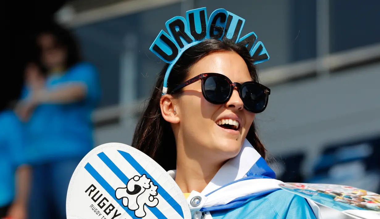 Suporter Uruguay menunggu dimulainya pertandingan antara Uruguay dengan Georgia pada Rugby World Cup 2019 di Stadion Rugby Kumagaya, Jepang, Minggu (29/9/2019). Rugby World Cup 2019 berlangsung pada 20 September  hingga 2 November. (AP Photo/Shuji Kajiyama)