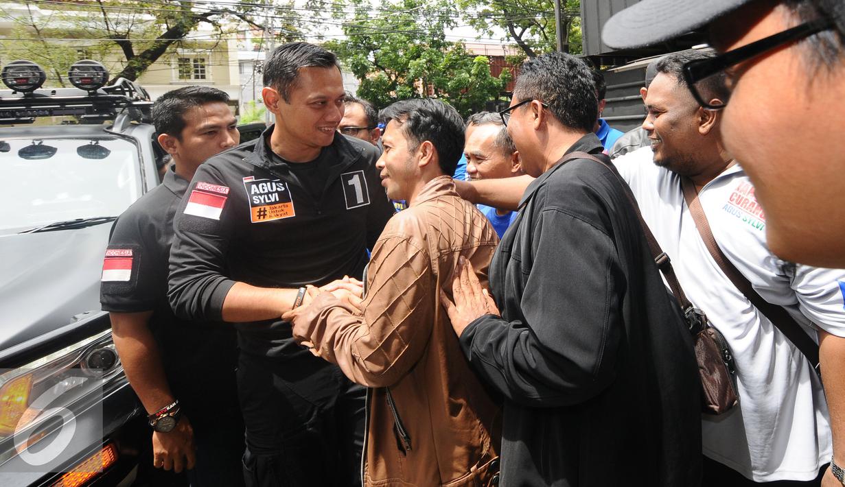 Cagub DKI Jakarta, Agus Harimurti Yudhoyono (kedua kiri) disambut pendukungnya jelang menerima simbol siaga di Jakarta, Rabu (18/1). Bersama Jaringan Nusantara, AHY melakukan siaga pemilu bersih anti kecurangan. (Liputan6.com/Helmi Fithriansyah)