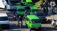 Sejumlah angkutan kota (angkot) berhenti di Jalan Raya Pajajaran tepatnya di depan Botani Square, Bogor, Jawa Barat, Senin (2/3/2020). Pemerintah Kota Bogor akan mengurangi unit angkot dari 1.270 unit menjadi 635 unit angkot di bogor.  (merdeka.com/magang/Muhammad Fayyadh)