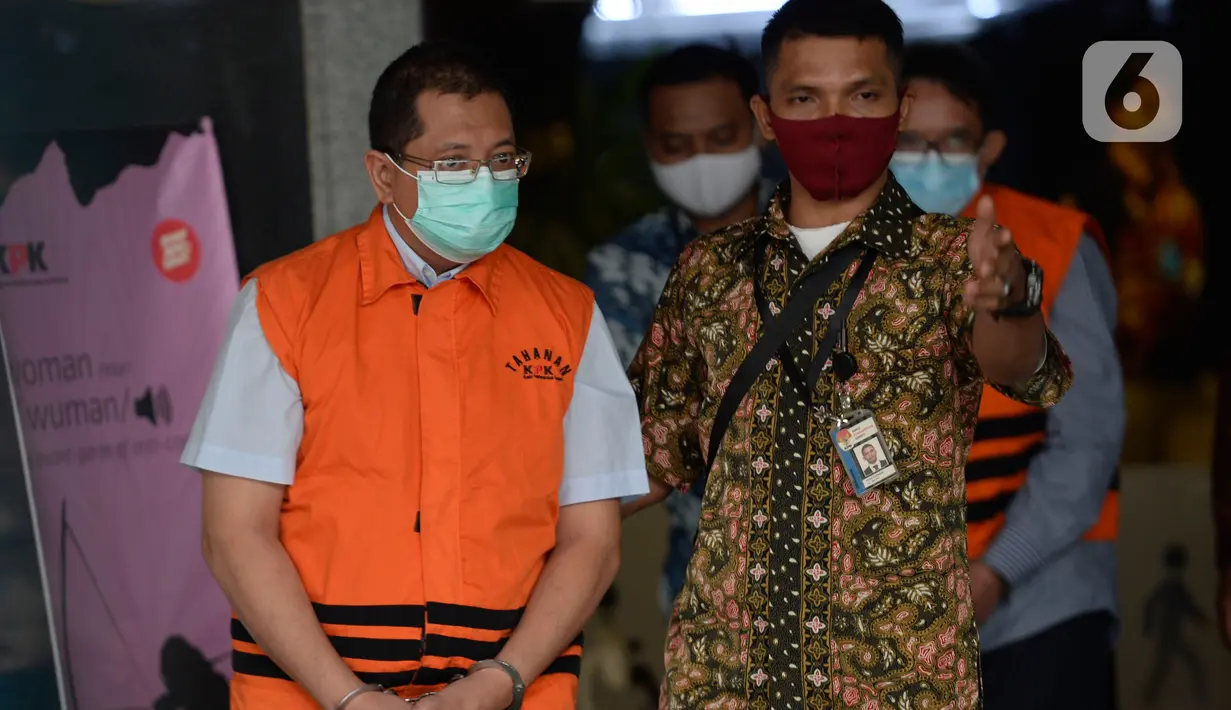 Mantan Direktur Niaga PT Dirgantara Indonesia (PTDI) Irzal Rinaldi Zailani  (kiri) meninggalkan Gedung KPK usai ditetapkan sebagai tersangka di Jakarta, Jumat (12/6/2020). Irzal ditahan dalam kasus dugaan korupsi kegiatan penjualan dan pemasaran pesawat PTDI tahun 2007-2017 (merdeka.com/Imam Buhori)