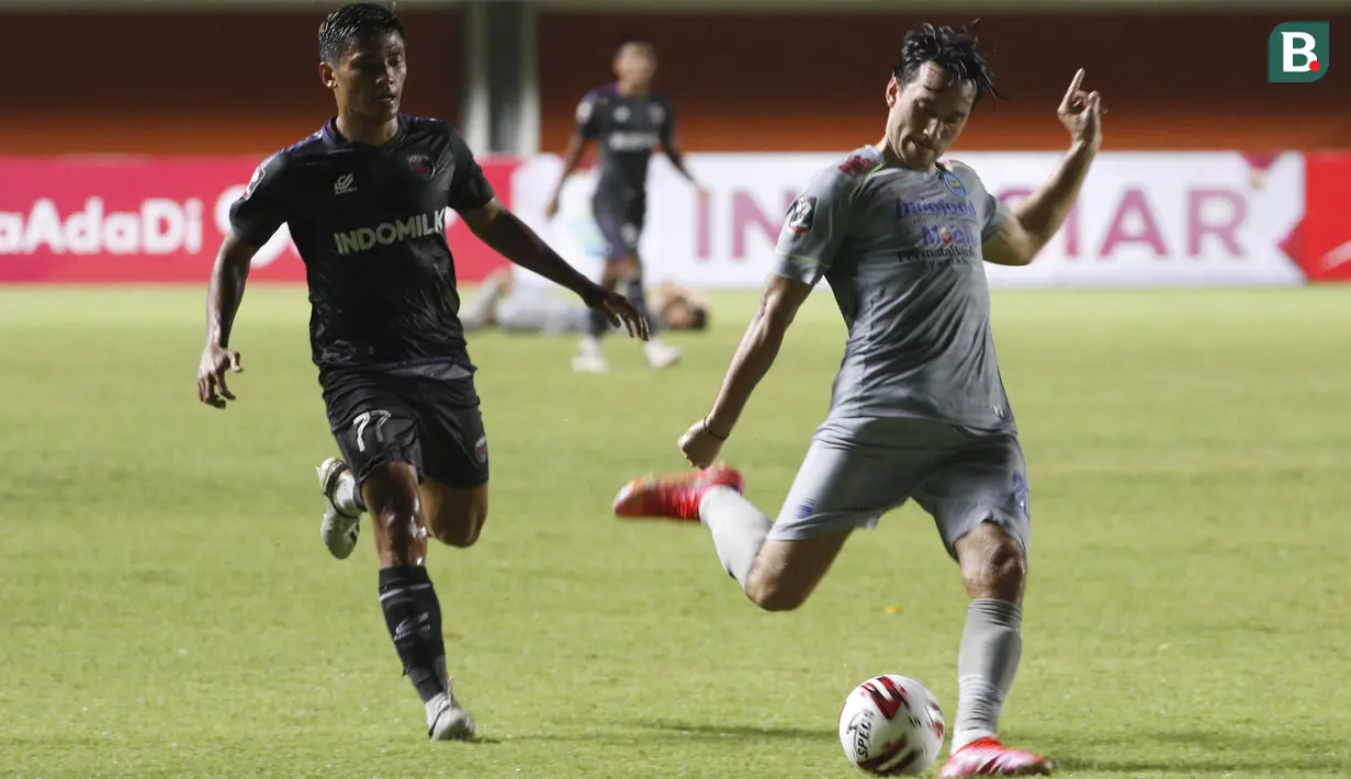 Ezra Walian (kanan) yang baru masuk pada menit ke-62, berhasil mencatatkan namanya di papan skor dua menit berselang. Berawal dari umpan silang mendatar Bayu Fiqri, sontekan striker naturalisasi itu menjebol gawang Persita. (Bola.com/Ikhwan Yanuar)