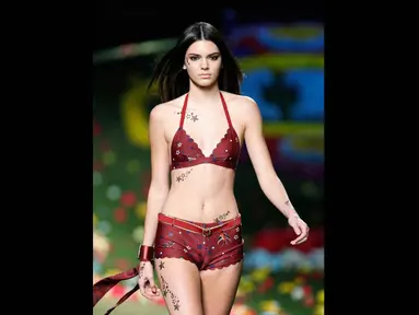Adik tiri Kim Kardashian, Kendall Jenner, menjadi model di runway New York Fashion Week, Senin (8/9/14). (Randy Brooke/Getty Images for Tommy Hilfiger/AFP)