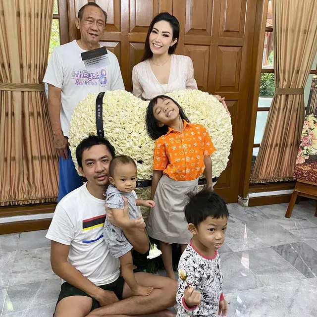 Momen Perayaan Ulang Tahun Ayu Dewi yang ke-36. (Sumber: Instagram/mrsayudewi)
