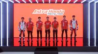Lineup pembalap Astra Honda untuk musim balap 2026. Para pembalap AHRT (kiri ke kanan):  M. Badly Ayatullah, Rheza Danica Ahrens, Fadillah Arbi Aditama, M. Kiandra Ramadhipa, Ivan Valrossi, Herjun Atna Firdaus, dan M. Adenanta Putra. (Bagaskara Lazuardi/Bola.com)
