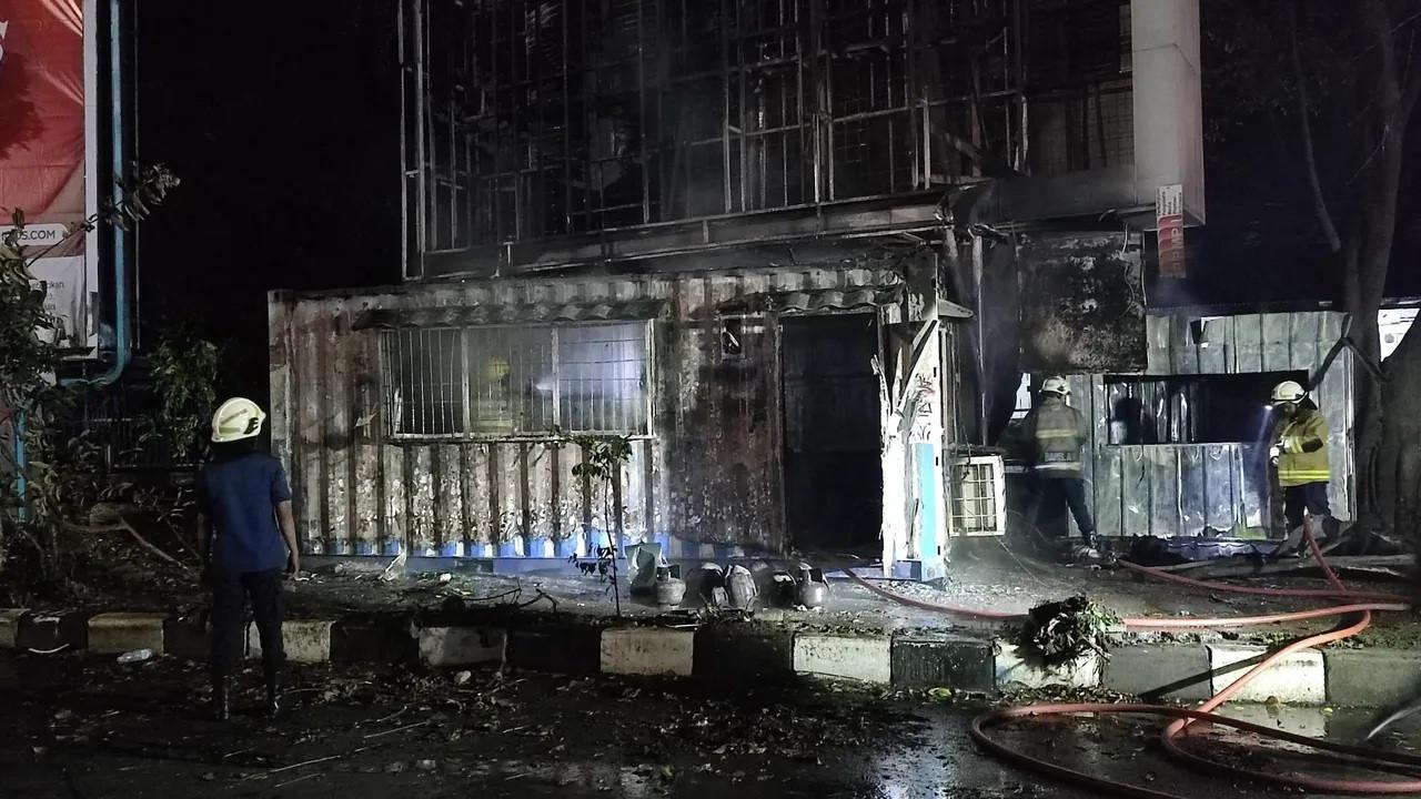 Kondisi Pos Polisi yang Dibakar Massa Berpakaian Hitam di Jalan Cikapayang-Tamansari Bandung.
