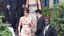 Kendall Jenner terlihat cantik mengenakan bodycon long dress warna peach dengan detail motif bunga. Gaya supermodel itu disempurnakan dengan tata rambut high bun. (Instagram/enews).