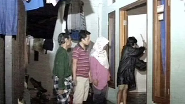 [VIDEO] Banjir, Lantai Rumah Warga di Pasar Minggu Amblas
